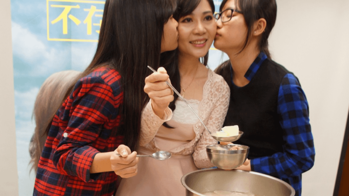 「狗頭湯」微電影爆紅,影片中的越南媽媽陳竹莉也代言調性相符的奧斯卡影片《不存在的房間》(圖/擷取自移民署新住民新聞網) 「狗頭湯」微電影爆紅,影片中的越南媽媽陳竹莉也代言調性相符的奧斯卡影片《不存在的房間》(圖/擷取自移民署新住民新聞網)