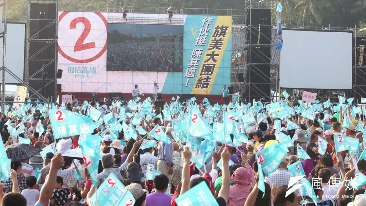 中天報導陳其邁造勢場的「麥走」爭議,至今仍在纏訟。(柯承惠攝)