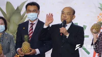 農委會主委陳吉仲、行政院長蘇貞昌出席「米鳳有約-是誰住在屏東的大鳳梨裡」記者會。(盧逸峰攝)