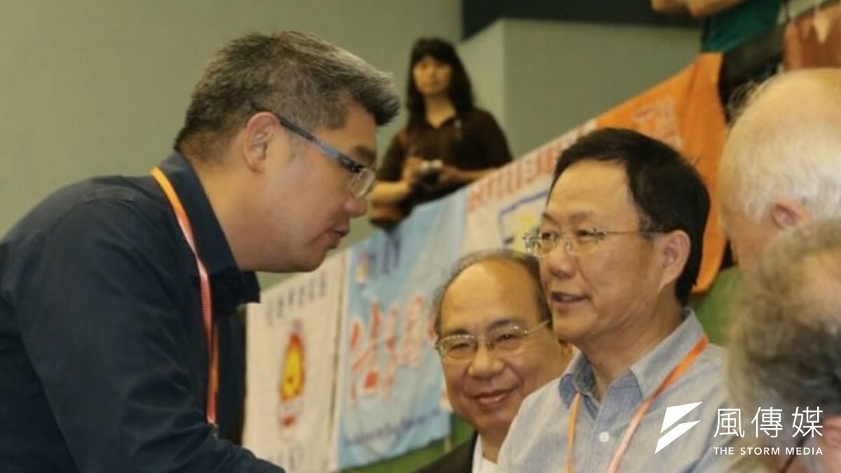 在刀刀見骨的選戰後,連勝文(左)與丁守中會面,連稱「我們是一個團隊」。(吳逸驊攝) 在刀刀見骨的選戰後,連勝文(左)與丁守中會面,連稱「我們是一個團隊」。(吳逸驊攝)