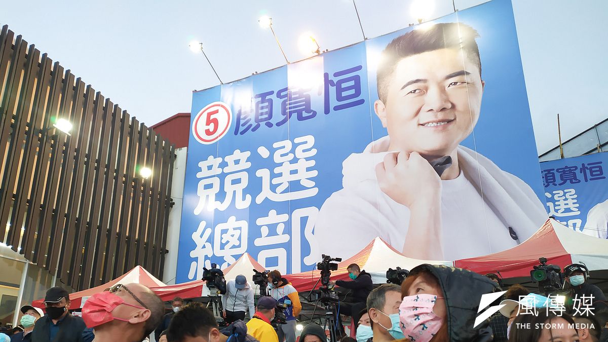 台中立委補選,國民黨候選人顏寬恒競選總部前的選民呈現緊張氣氛。(蔡親傑攝) 台中立委補選,國民黨候選人顏寬恒競選總部前的選民呈現緊張氣氛。(蔡親傑攝)