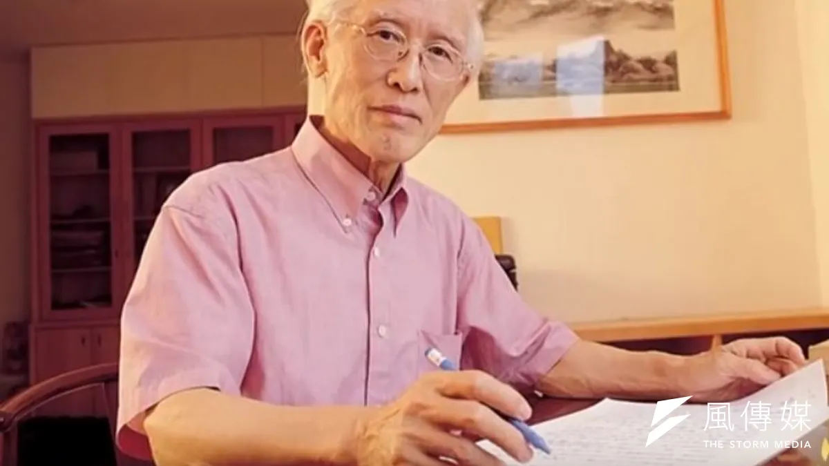 余光中曾為中山大學新鮮人寫了一首〈西子灣在等你〉一時成為中山大學最佳招生文宣,余老也一直是中山大學最佳招生大使。(取自youtube《悦谈》 游吟诗人截圖)