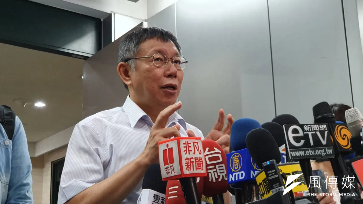 台北市長柯文哲26日受訪時談及最新民調,表示台灣民意流動快,不需要想太多。(方炳超攝)