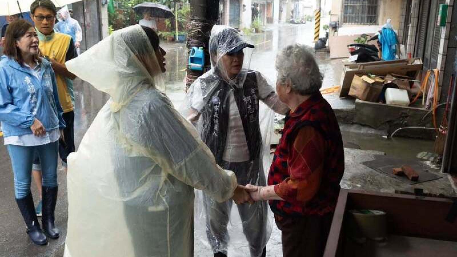 高雄勘災遇淹水 柯志恩座駕拋錨「車門打不開」 驚險爬窗脫困