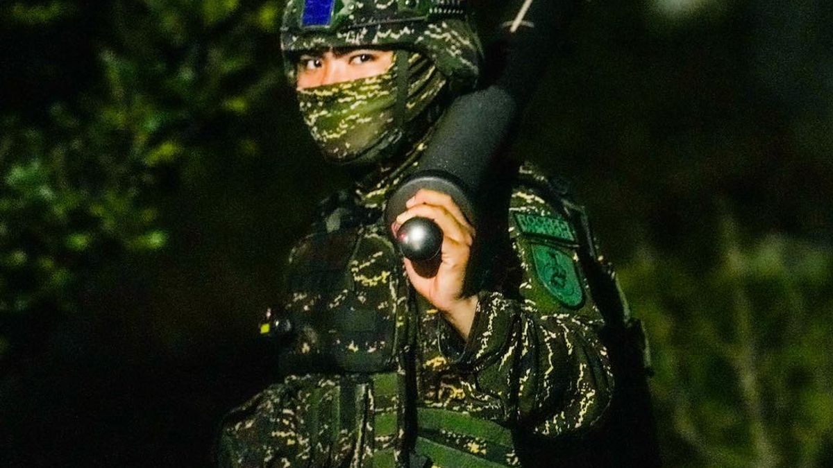 海軍陸戰隊日前完成步兵兵科基地行軍鑑測,圖為隊員夜行時扛迫砲砲管。(取自中華民國海軍臉書) 海軍陸戰隊日前完成步兵兵科基地行軍鑑測,圖為隊員夜行時扛迫砲砲管。(取自中華民國海軍臉書)