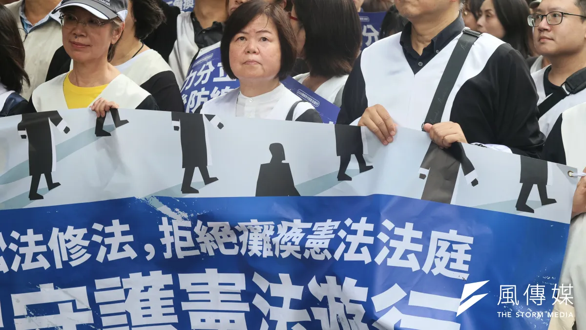 藍白違憲亂政所引發的憲政危機與政治問題,賴政府現階段要靠司法院釋憲、院長不副署等方式解決,方能讓惡法失效,民進黨政府仍能順利執政。圖為前大法官黃虹霞(前排中)出席「拒絕憲訴法修惡 1116律師界守護憲法」遊行活動。(資料照,柯承惠攝)