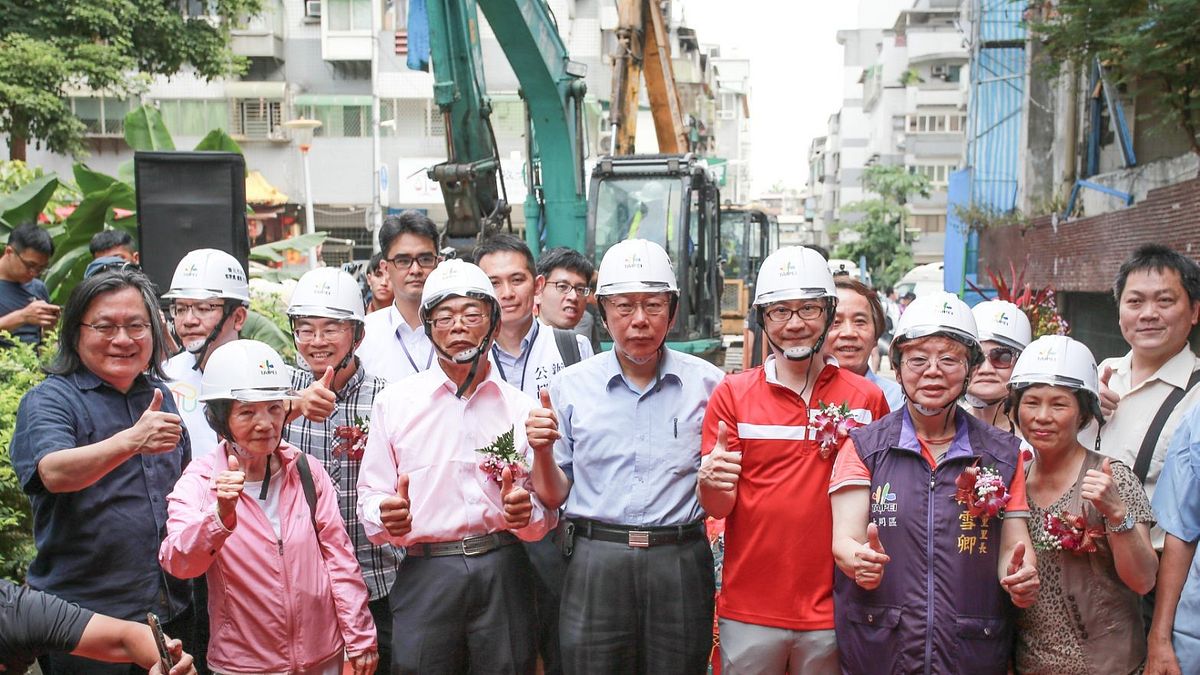 台北市長柯文哲今(18)日出席斯文里三期拆除典禮,致詞時還數度哽咽。(台北市政府提供) 台北市長柯文哲今(18)日出席斯文里三期拆除典禮,致詞時還數度哽咽。(台北市政府提供)