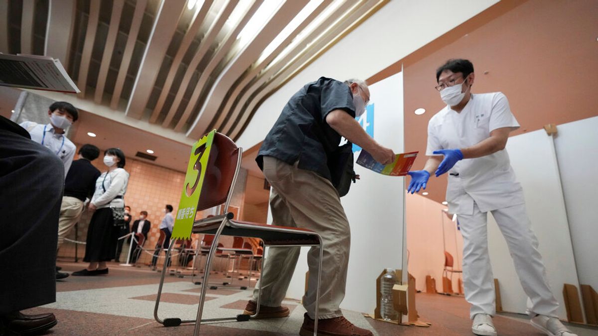 疫情升溫,疫苗政策成爭議。圖為日本政府為民眾施打輝瑞疫苗。(美聯社) 疫情升溫,疫苗政策成爭議。圖為日本政府為民眾施打輝瑞疫苗。(美聯社)