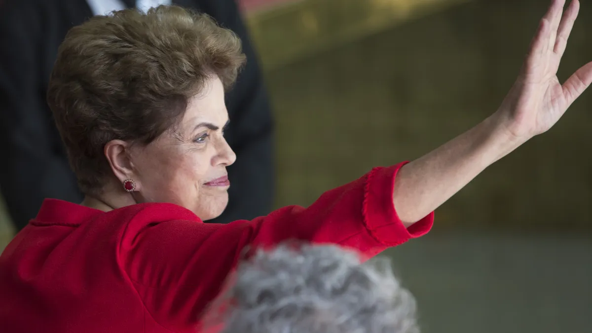 遭彈劾下台的巴西前總統羅賽芙(Dilma Rousseff)在總統府揮別支持者(AP)