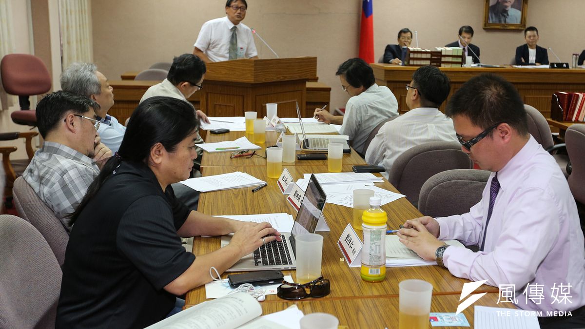 蔡英文選舉時期族群政策白皮書召集人、東華大學民族發展學系教授施正鋒(左二)今天在公廳會上批評,民進黨不將原住民族轉型正義放入《促轉條例》中,就是為了處理國民黨黨產。(陳明仁攝) 蔡英文選舉時期族群政策白皮書召集人、東華大學民族發展學系教授施正鋒(左二)今天在公廳會上批評,民進黨不將原住民族轉型正義放入《促轉條例》中,就是為了處理國民黨黨產。(陳明仁攝)