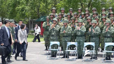軍人不受尊重是國家的危機,台灣社會、特別是新任三軍統帥蔡英文總統,應認真看待這件事情。圖為總統蔡英文視察陸軍金六結營區。(資料照,顏麟宇攝)