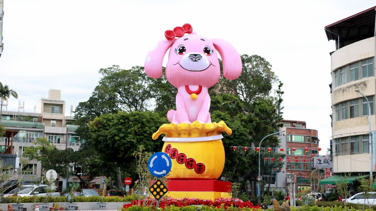 南投市公所設置在民生街園環的「好運旺旺來」造型花燈,Q版造型讓人認不住多看一眼。(圖/南投市公所提供) 南投市公所設置在民生街園環的「好運旺旺來」造型花燈,Q版造型讓人認不住多看一眼。(圖/南投市公所提供)