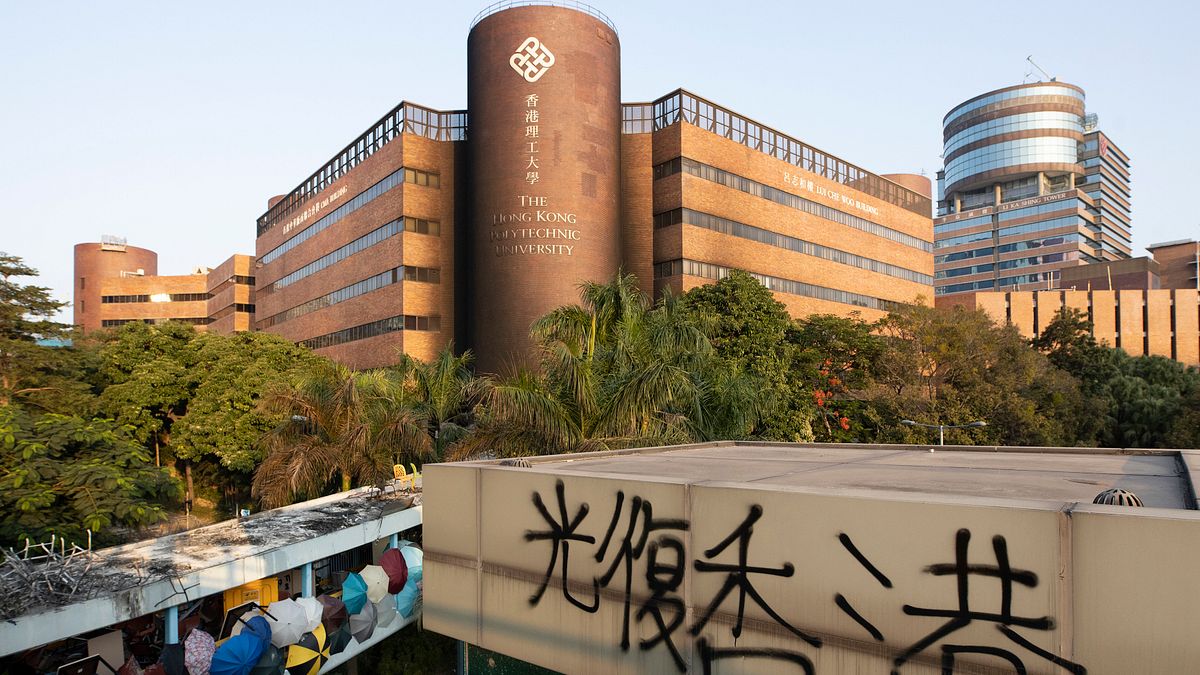 2019年11月19日,香港理工大學校園遭警方封鎖進入第三天。(AP) 2019年11月19日,香港理工大學校園遭警方封鎖進入第三天。(AP)