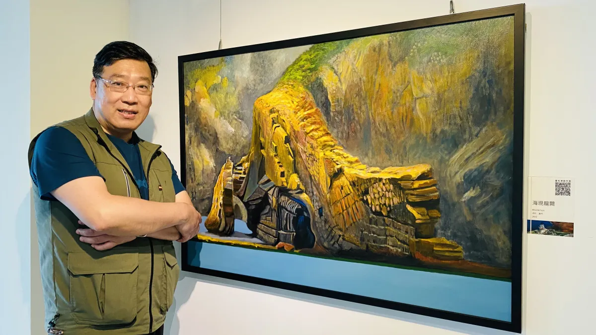資深記者斜槓畫家的曹松清再度突破自己,除了展出60件精選油畫外,特別以1500顆石頭延伸創作,以平面、立體的手法表現藍眼淚的美景,讓人一秒到馬祖 (圖/新北市文化局)