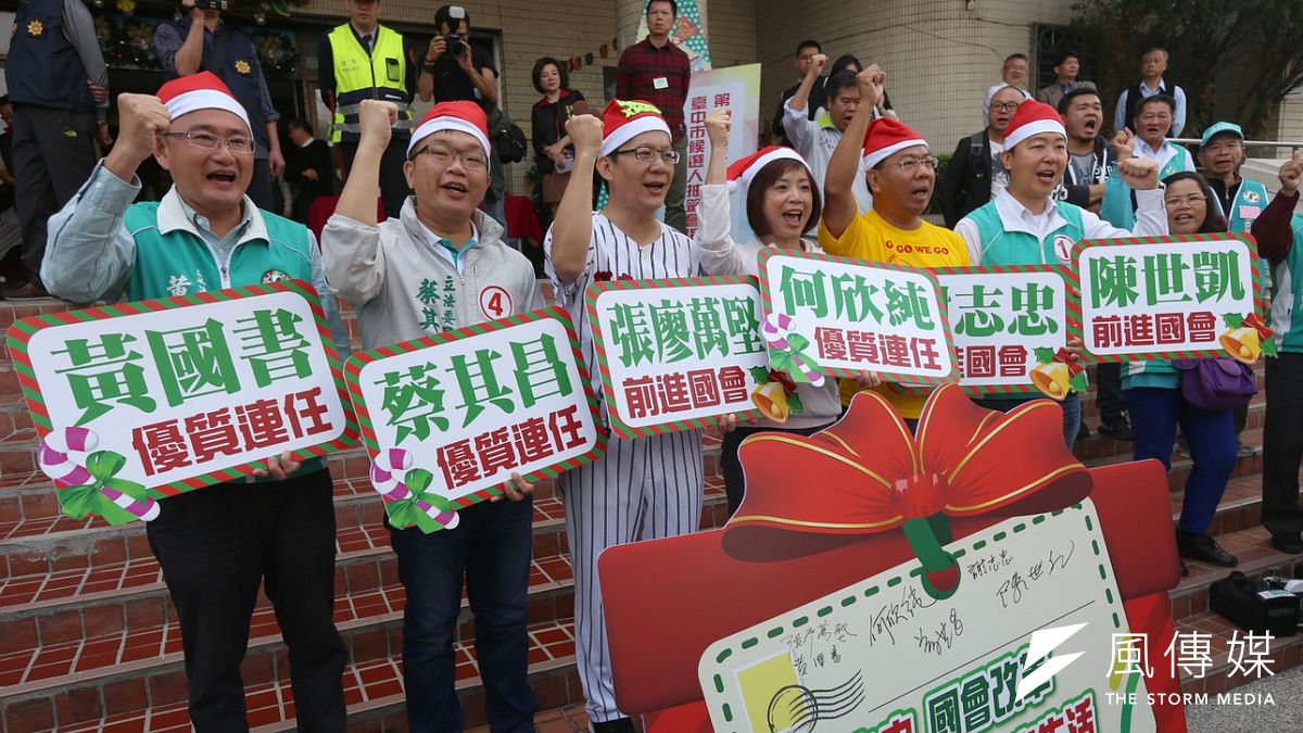 台中市長盧秀燕挾高支持度力拚2022連任,民進黨則尚未選定人選,目前立法院副院長蔡其昌(左二)和立委何欣純(左四)兩人呼聲最高。(資料照,丁志寬攝) 台中市長盧秀燕挾高支持度力拚2022連任,民進黨則尚未選定人選,目前立法院副院長蔡其昌(左二)和立委何欣純(左四)兩人呼聲最高。(資料照,丁志寬攝)