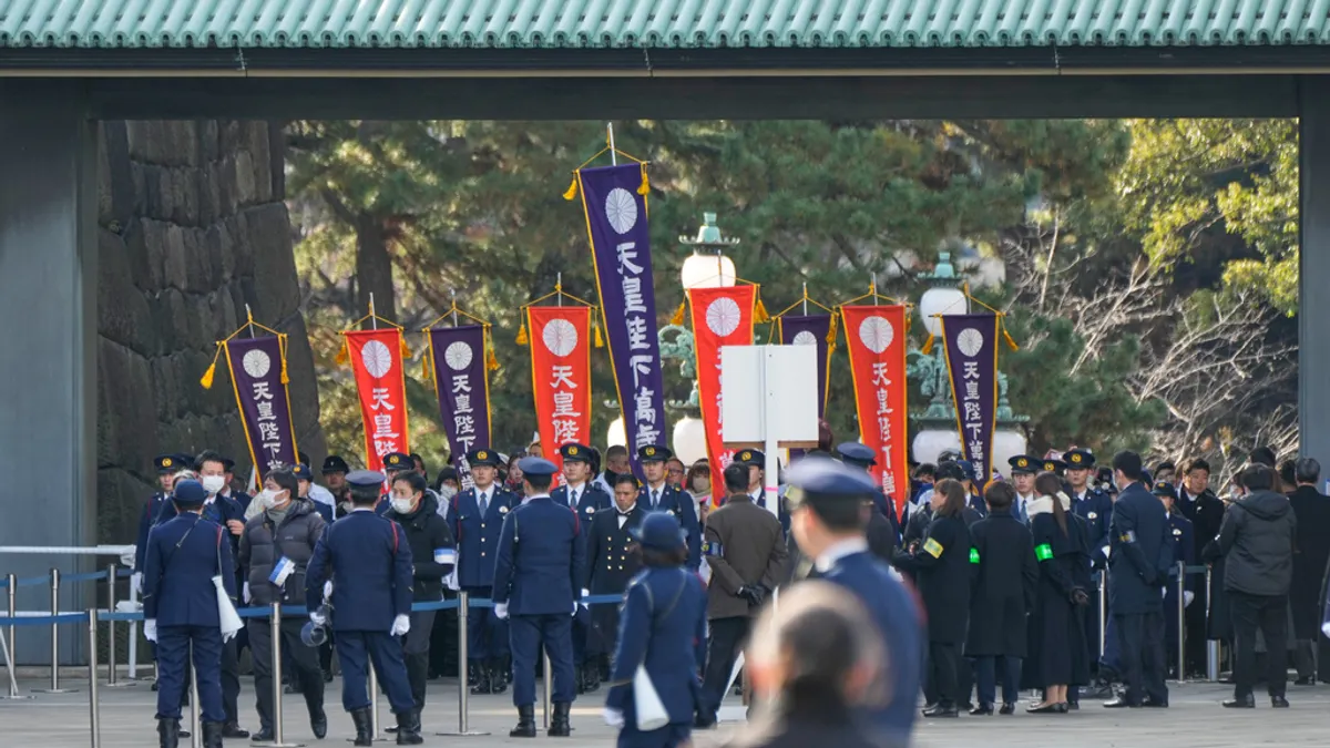 高市早苗政権は今月まとめる基本方針で、永住権取得への日本語能力・収入基準の追加や、財務省試算に基づく国立施設での「外国人料金(二重価格)」導入など、外国人政策の抜本的な厳格化へ舵を切る。(写真/AP通信社提供)