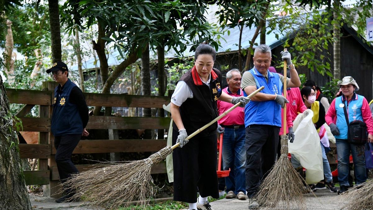 花蓮縣長徐榛蔚與與環保志工一起打掃環境。(圖/花蓮縣政府提供) 花蓮縣長徐榛蔚與與環保志工一起打掃環境。(圖/花蓮縣政府提供)