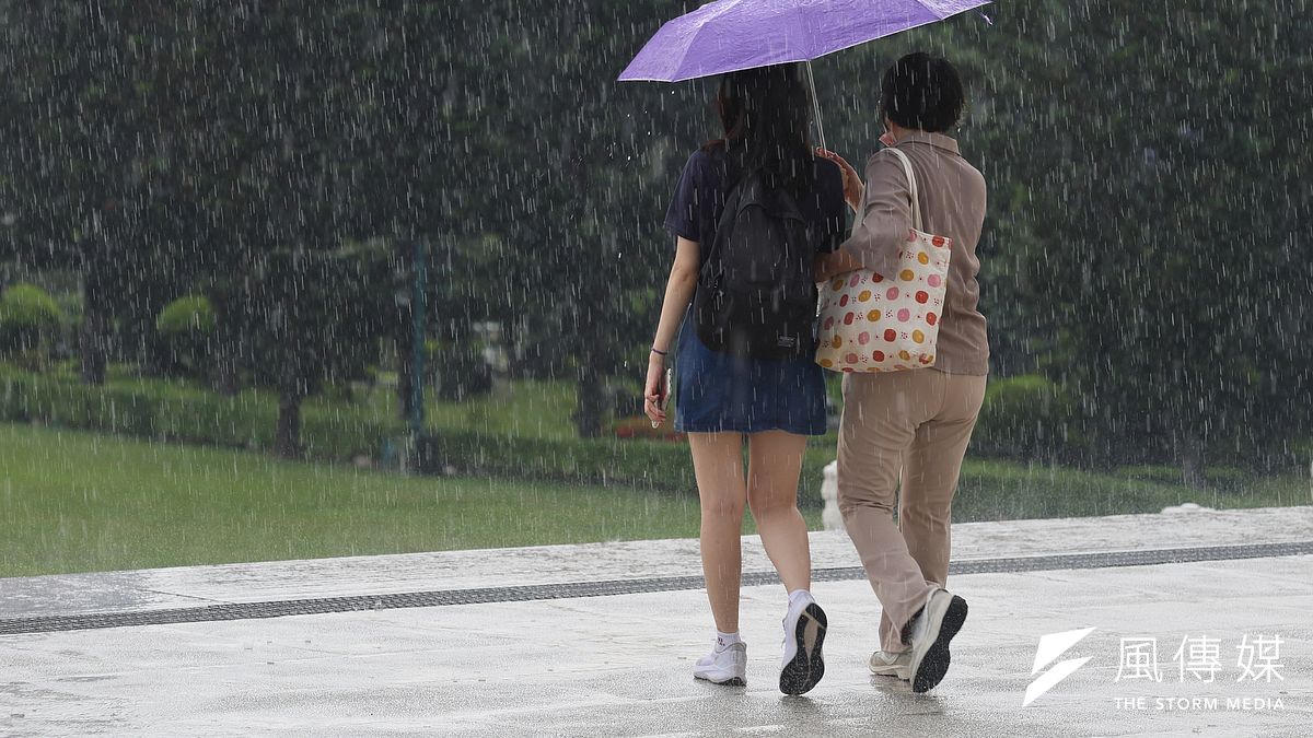 氣象署今(10)日表示,目前在海面上2個熱帶低壓,明天都有機會增強為颱風,分別為貝碧佳、葡萄桑。(資料照/柯承惠攝) 氣象署今(10)日表示,目前在海面上2個熱帶低壓,明天都有機會增強為颱風,分別為貝碧佳、葡萄桑。(資料照/柯承惠攝)