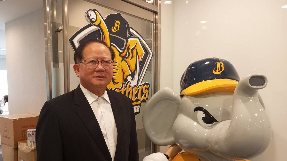 前警政署長陳國恩在警務生涯退休之後,投入自己熱愛的運動產業,華麗轉身成為中信育樂董事長與籃協副理事長,創下事業另一高峰。(戴祺修攝) 前警政署長陳國恩在警務生涯退休之後,投入自己熱愛的運動產業,華麗轉身成為中信育樂董事長與籃協副理事長,創下事業另一高峰。(戴祺修攝)