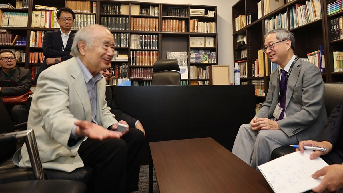 高齡81歲的角川集團名譽理事角川歷彥(左)親自接待文化部長李遠,早在1999年也是臺灣廢止出版法當年,角川第一個海外出版社就選擇臺灣。(圖/文化部提供) 高齡81歲的角川集團名譽理事角川歷彥(左)親自接待文化部長李遠,早在1999年也是臺灣廢止出版法當年,角川第一個海外出版社就選擇臺灣。(圖/文化部提供)