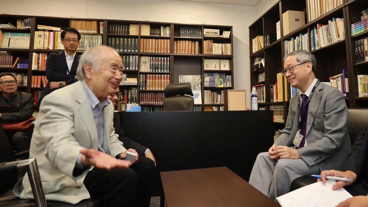 高齡81歲的角川集團名譽理事角川歷彥(左)親自接待文化部長李遠,早在1999年也是臺灣廢止出版法當年,角川第一個海外出版社就選擇臺灣。(圖/文化部提供)