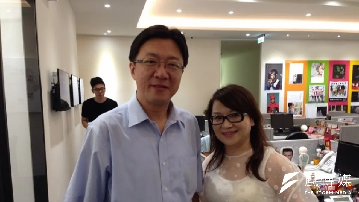 基隆市議長黃景泰(左)今(17)日接受電台專訪。在主持人周玉蔻(右)嗆辣追問下,黃景泰表示參選決心,並加碼說:「除非一顆子彈把我打死。」(羅暐智攝)