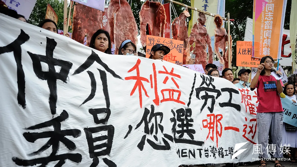 台灣國際勞工協會21日在立法院正門舉辦「移工剝皮記者會」,移工團體拉起布條聲援就服法52條修正案。(甘岱民攝) 台灣國際勞工協會21日在立法院正門舉辦「移工剝皮記者會」,移工團體拉起布條聲援就服法52條修正案。(甘岱民攝)