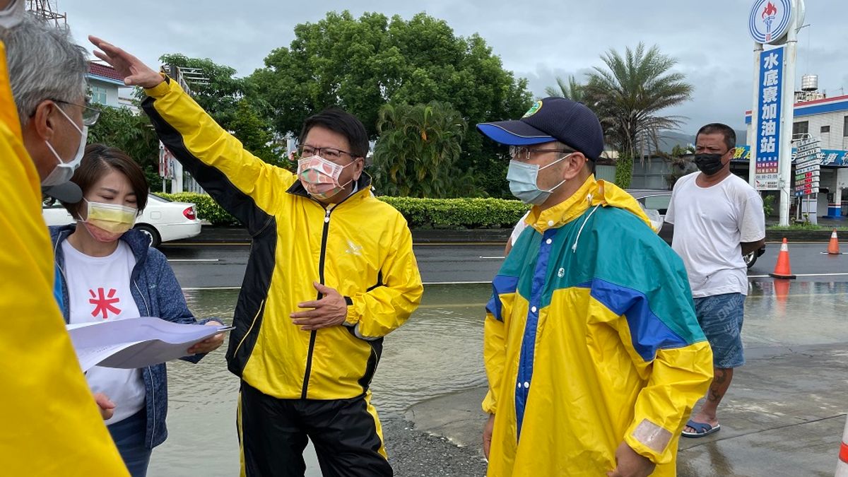 屏東縣長潘孟安巡視屏縣淹水地區。(圖/屏東縣傳播暨國際事務處提供) 屏東縣長潘孟安巡視屏縣淹水地區。(圖/屏東縣傳播暨國際事務處提供)