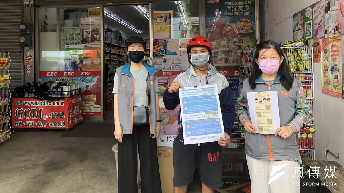 嘉義縣政府為強化對移工防疫宣導與強化自我健康管理觀念,印製四國語言防疫規定宣導文宣 (圖/嘉義縣政府勞青處提供) 嘉義縣政府為強化對移工防疫宣導與強化自我健康管理觀念,印製四國語言防疫規定宣導文宣 (圖/嘉義縣政府勞青處提供)