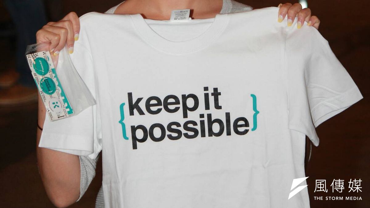 台北市長柯文哲競選團隊18日進行募款小物面交活動,「學姊」黃瀞瑩也花了1000元參與募資,在下午2點多到場領取小物。 (方炳超攝) 台北市長柯文哲競選團隊18日進行募款小物面交活動,「學姊」黃瀞瑩也花了1000元參與募資,在下午2點多到場領取小物。 (方炳超攝)