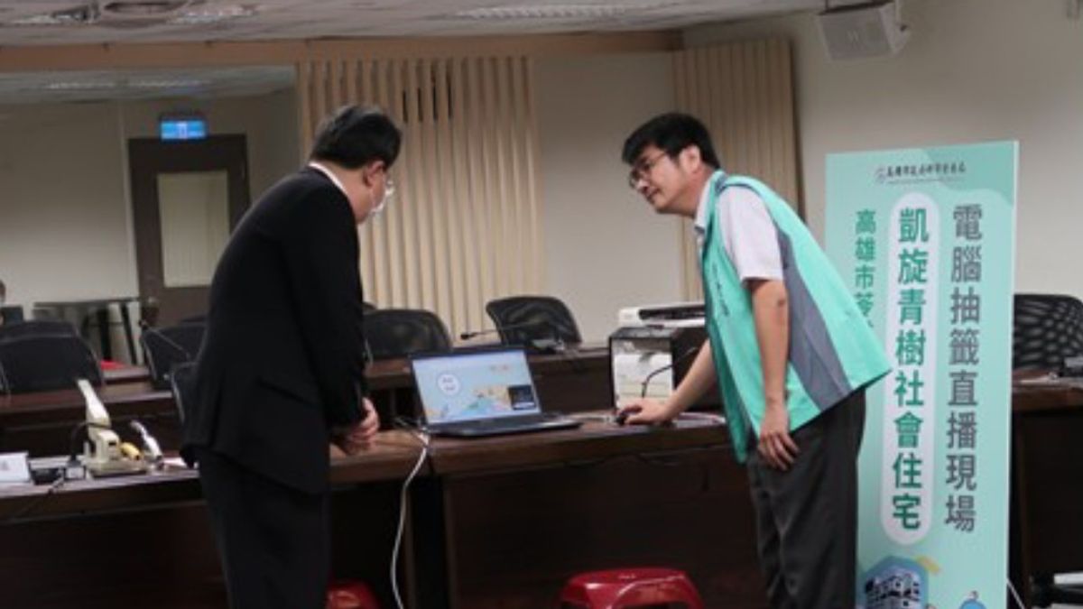 電腦抽籤由律師見證下,點選按紐跑抽籤程式,全程網路直播方式供民眾觀看。(圖/高市都發局提供) 電腦抽籤由律師見證下,點選按紐跑抽籤程式,全程網路直播方式供民眾觀看。(圖/高市都發局提供)