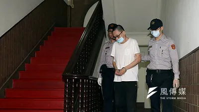 小燈泡命案兇嫌王景玉(中)二審被判無期徒刑,全案經上訴,最高法院今撤銷,發回高等法院更審。(資料照,蘇仲泓攝)