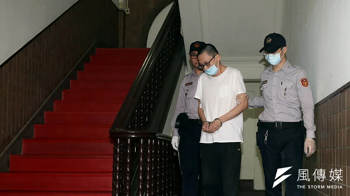 小燈泡命案兇嫌王景玉(中)二審被判無期徒刑,全案經上訴,最高法院今撤銷,發回高等法院更審。(資料照,蘇仲泓攝)