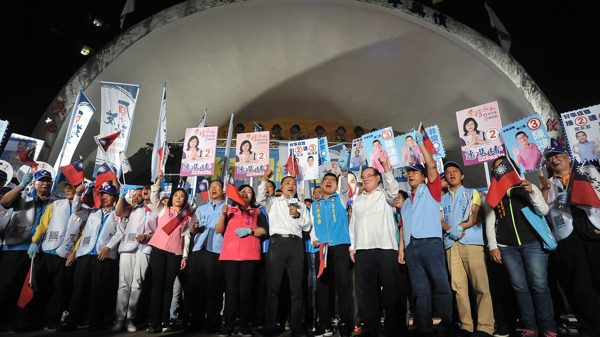 九合一選舉結果出爐,國民黨在新北市大獲全勝,不僅侯友宜當選新北市長,新北市議員也囊括33席,恰好過半。圖為選前侯友宜與議員候選人聯合造勢。(資料照,甘岱民攝) 九合一選舉結果出爐,國民黨在新北市大獲全勝,不僅侯友宜當選新北市長,新北市議員也囊括33席,恰好過半。圖為選前侯友宜與議員候選人聯合造勢。(資料照,甘岱民攝)