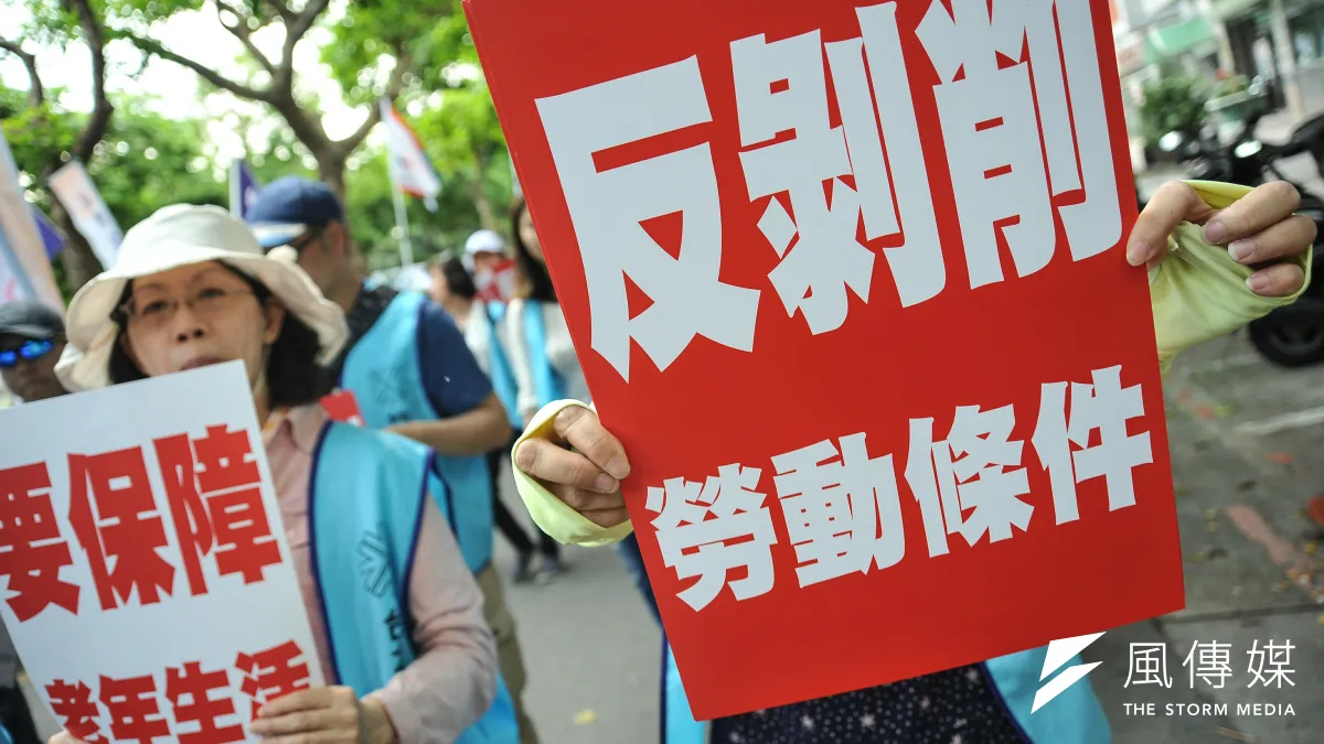 台灣非典型就業增加代表勞動市場惡化。圖為今年五一勞動節凱道勞工大遊行。(資料照片,甘岱民攝)