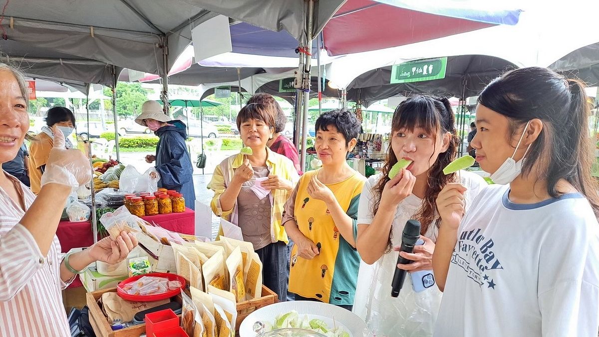高雄蓮潭小農市集「龍華富貴攏有春」新年特別活動將於2/3、4日在高雄物產館迎龍年。 (圖/高市農業局提供) 高雄蓮潭小農市集「龍華富貴攏有春」新年特別活動將於2/3、4日在高雄物產館迎龍年。 (圖/高市農業局提供)
