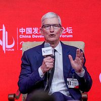 2024年3月、アップルのCEOティム・クック氏は北京で中国発展ハイレベルフォーラムに参加した。(AP通信) 2024年3月、アップルのCEOティム・クック氏は北京で中国発展ハイレベルフォーラムに参加した。(AP通信)