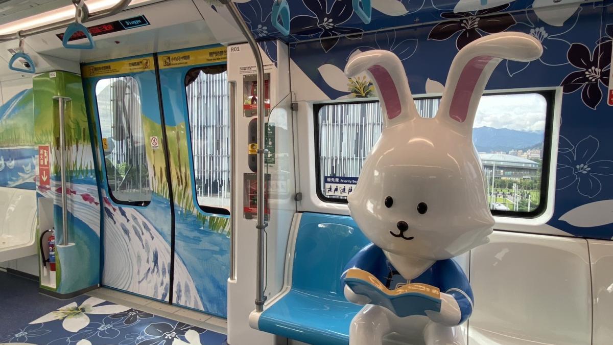 捷運三鶯線主題彩繪列車亮相 展現客家文化與新北美術館移動美學