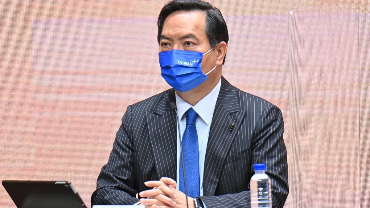 行政院發言人羅秉成表示,退休(伍)軍、教人員或遺族定期退撫(除)給與給付金額,7月起調增2%。(行政院提供)