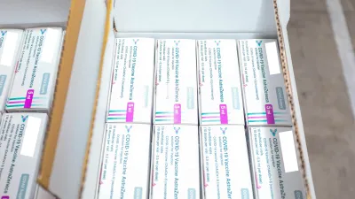 中央流行疫情指揮中心25日表示,最新到貨約41萬劑的AZ疫苗,最快將在27日配發各地,應可在28日起開始施打,以專責病房醫護優先接種。(資料照,中央流行疫情指揮中心提供)