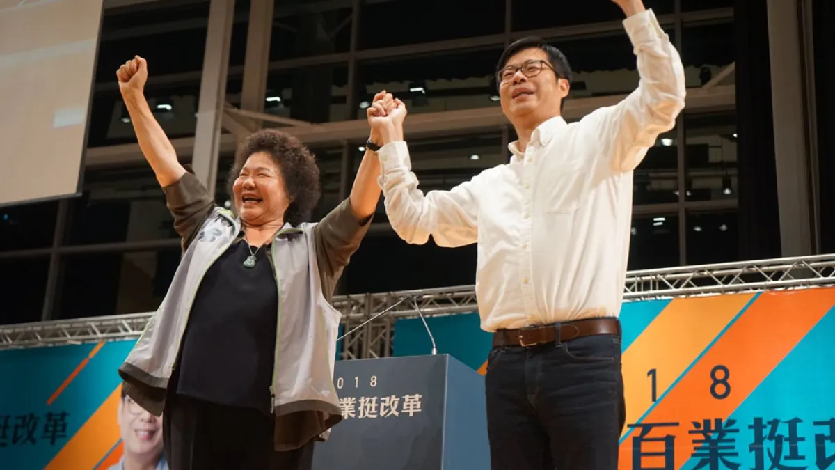 國民黨高雄市長參選人韓國瑜近來民調不惡,綠營人士認為這是韓營刻意散播「高雄市民不滿民進黨執政」的「假訊息」。圖為總統府祕書長陳菊(左)近日積極南下為民進黨市長參選人陳其邁(右)助選。連袂拜票。(翻攝自陳其邁臉書)