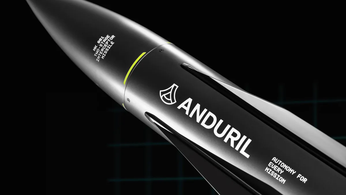 新創巨頭安杜里爾(Anduril Industries)推出自家研製的「鋼鰭」(Steelfin)防空攔截飛彈。(取自官方粉專)