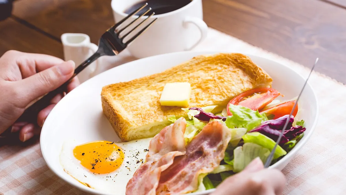 吃高能量早餐者,比吃低能量早餐、不吃早餐的人有更健康的動脈。(示意圖非本人/すしぱく@pakutaso)