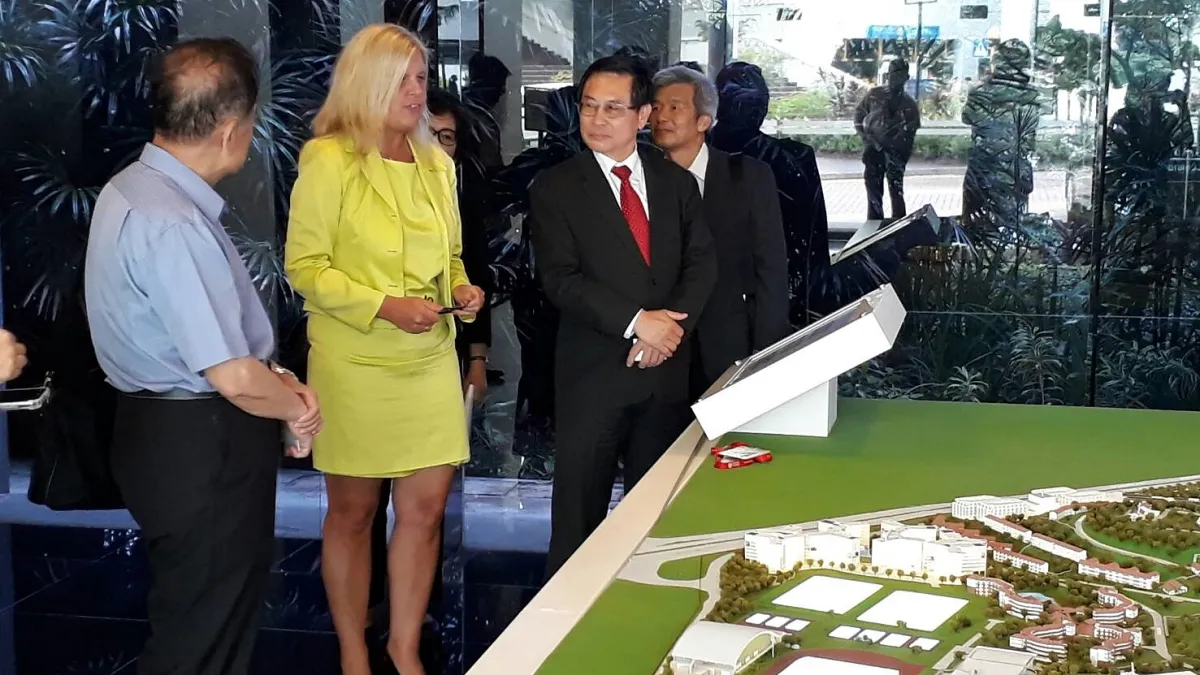 智慧城市計劃案經驗分享,嘉義市長涂醒哲參訪新加坡南洋理工大學。(圖/嘉義市政府提供〕