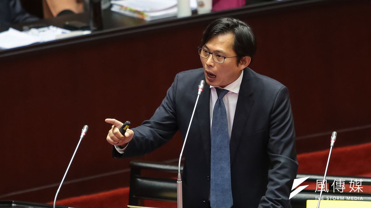 時代力量立委黃國昌29日在立法院質詢原住民族委員會主委夷將·拔路兒時指出,法律扶助基金會的訴訟扶助專案,僅原民會制定的法扶專案沒有資力及案情限制,讓官員申請法扶律師打官司,但原民會直到今天都沒有提出政策立場。(資料照,顏麟宇攝) 時代力量立委黃國昌29日在立法院質詢原住民族委員會主委夷將·拔路兒時指出,法律扶助基金會的訴訟扶助專案,僅原民會制定的法扶專案沒有資力及案情限制,讓官員申請法扶律師打官司,但原民會直到今天都沒有提出政策立場。(資料照,顏麟宇攝)