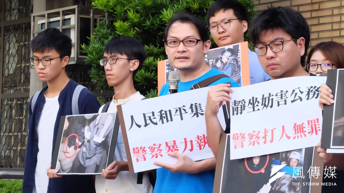 三一八學運期間發生之「三二三佔領行政院」行動,25日上午在高等法院進行二審結辯庭。佔領立法院被告無罪,佔行政院者則面對纏訟至今,當事人劉敬文(中)強調「做錯事情的是馬英九」,而民間司改會聲明,二審法院應從憲法高度保障人民的集會自由。(謝孟穎攝)