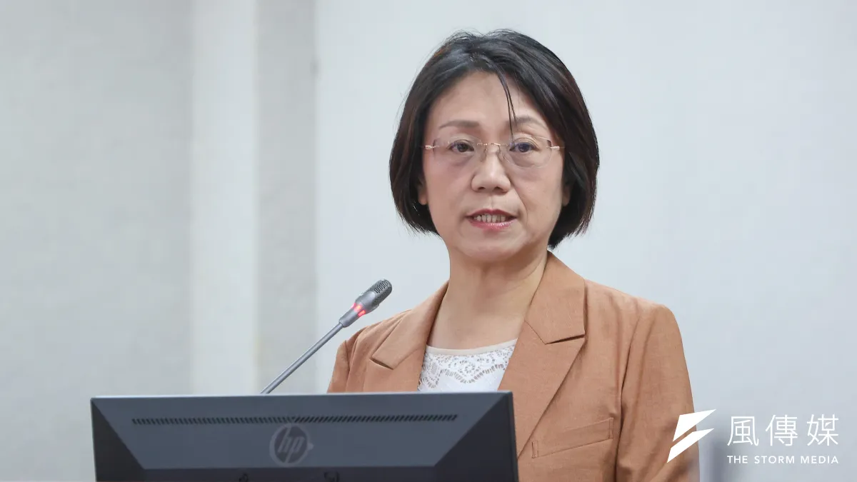 關於國人前往中國時,遭人身自由受限的案件數量,近期在立法院引發了激烈的討論。根據陸委會的統計,從去年初至今年九月,共有132位國人遭限制自由,其中涉及詐騙案件的比例高達七成。面對數據,國民黨立委翁曉玲質疑陸委會是否過度強調赴陸風險,認為這是在打「認知作戰」。然而,陸委會主委邱垂正則強調,失聯或受限人數即使只增加「1個就很嚴重」,凸顯政府對於國人安全的關注。(顏麟宇攝)