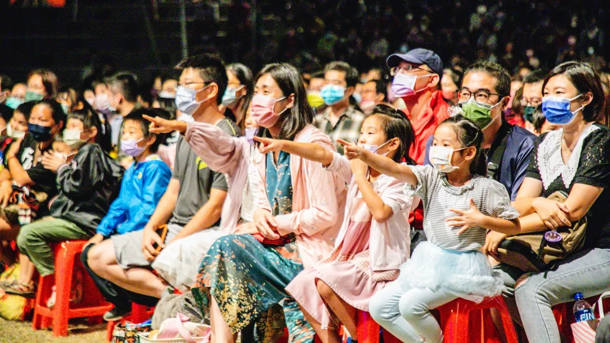 「如果兒童劇團」5日晚上嘉義縣竹崎親水公園演出,現場湧入3千位大朋友小朋友同樂。(圖/嘉義縣文化基金會提供)