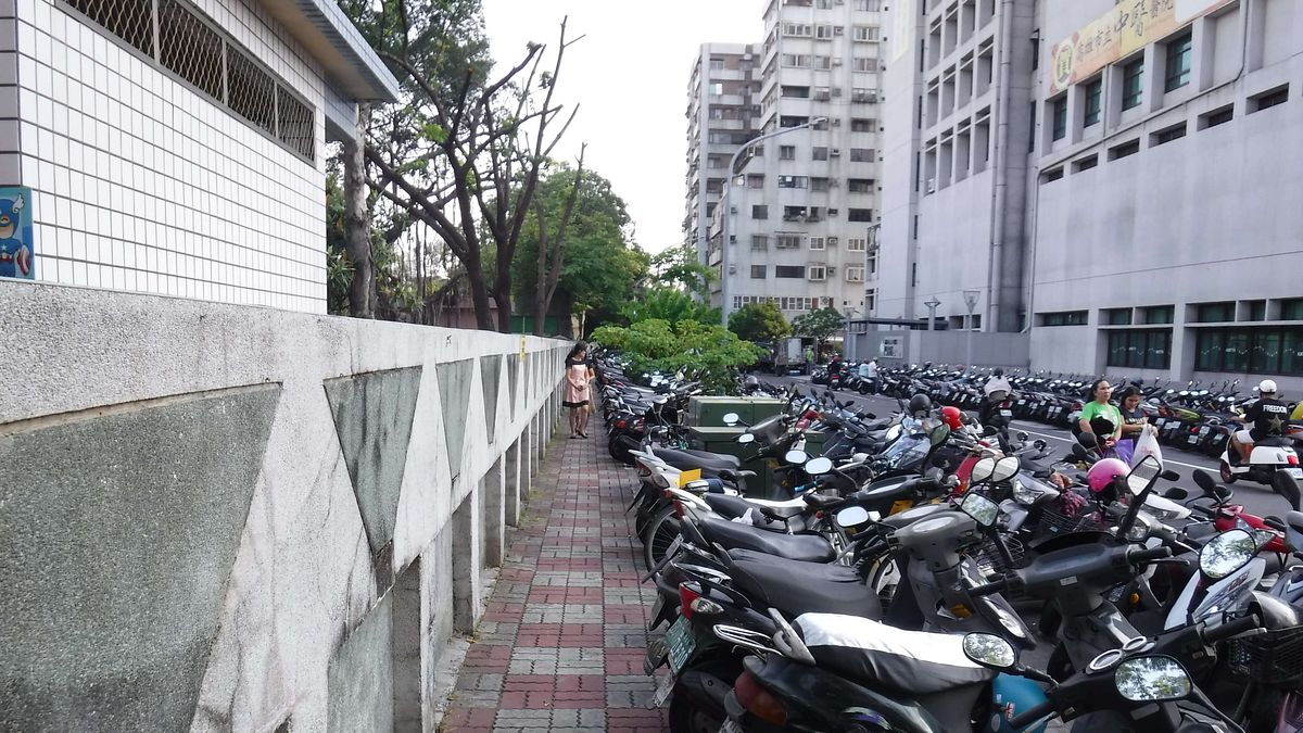 大同國小機車退出人行道實施前照片。(圖/高雄市交通局提供) 大同國小機車退出人行道實施前照片。(圖/高雄市交通局提供)