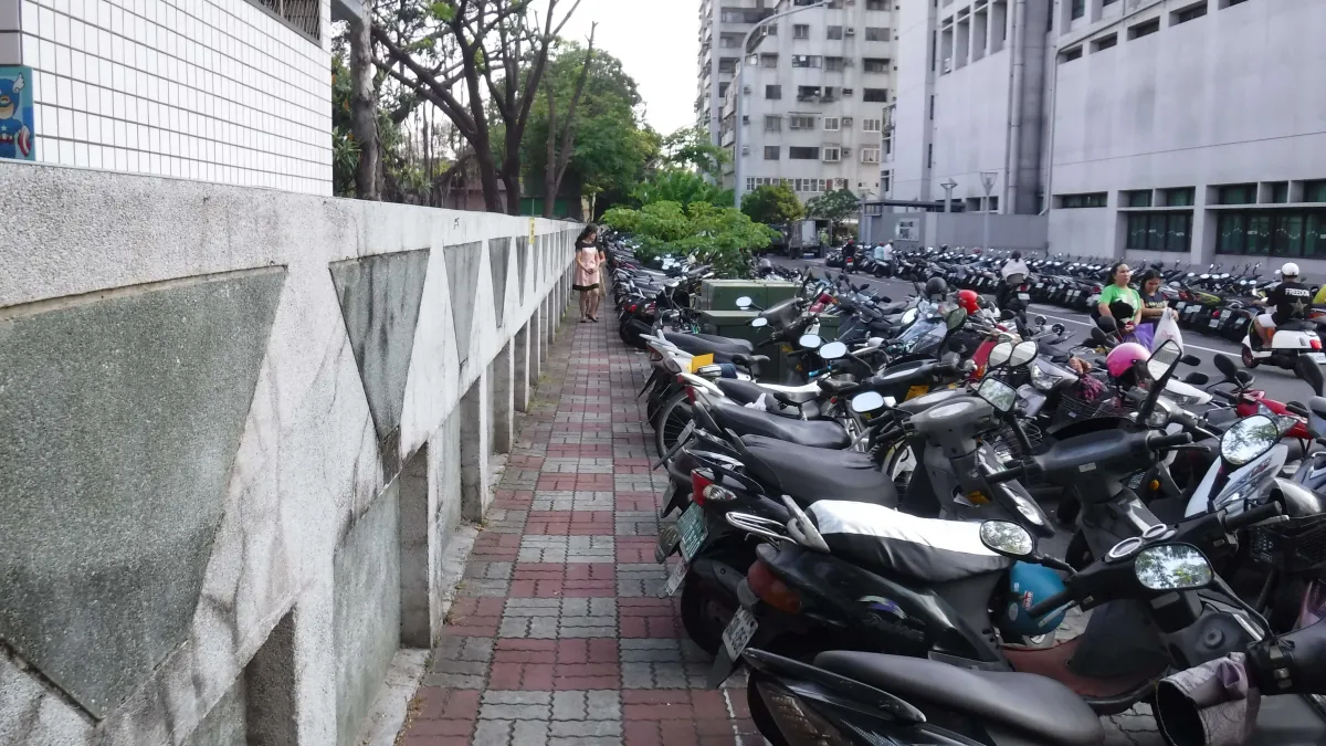 大同國小機車退出人行道實施前照片。(圖/高雄市交通局提供)